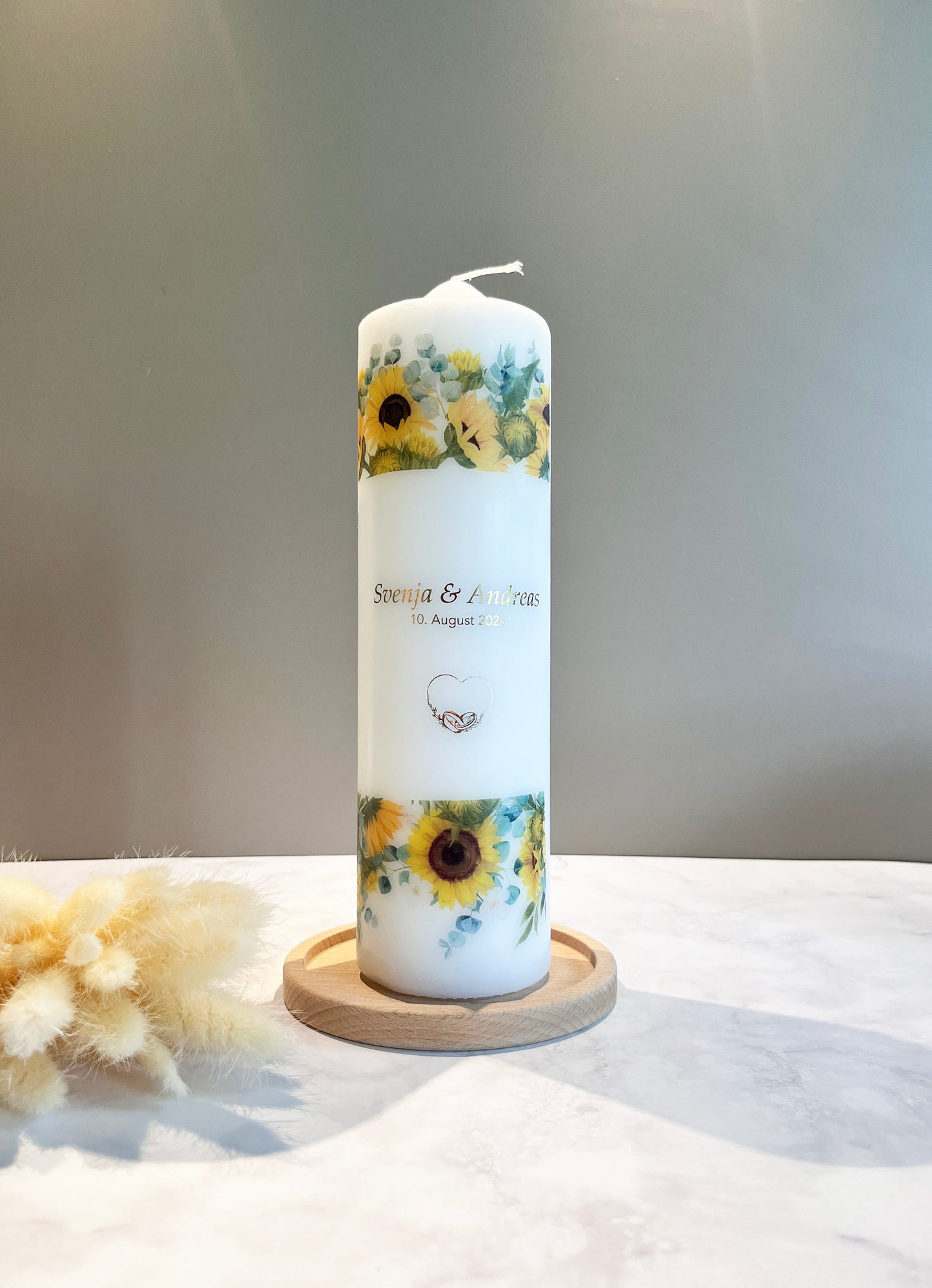 Hochzeitskerze mit Sonnenblumen-Aquarell – Personalisierte Liebe in Lichtform