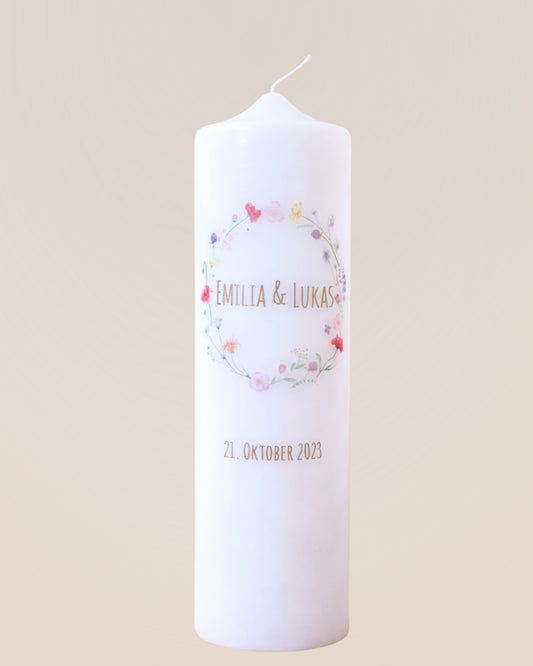 Personalisierte Hochzeitskerze mit Blumenkranz – Namen, Datum & Trauspruch