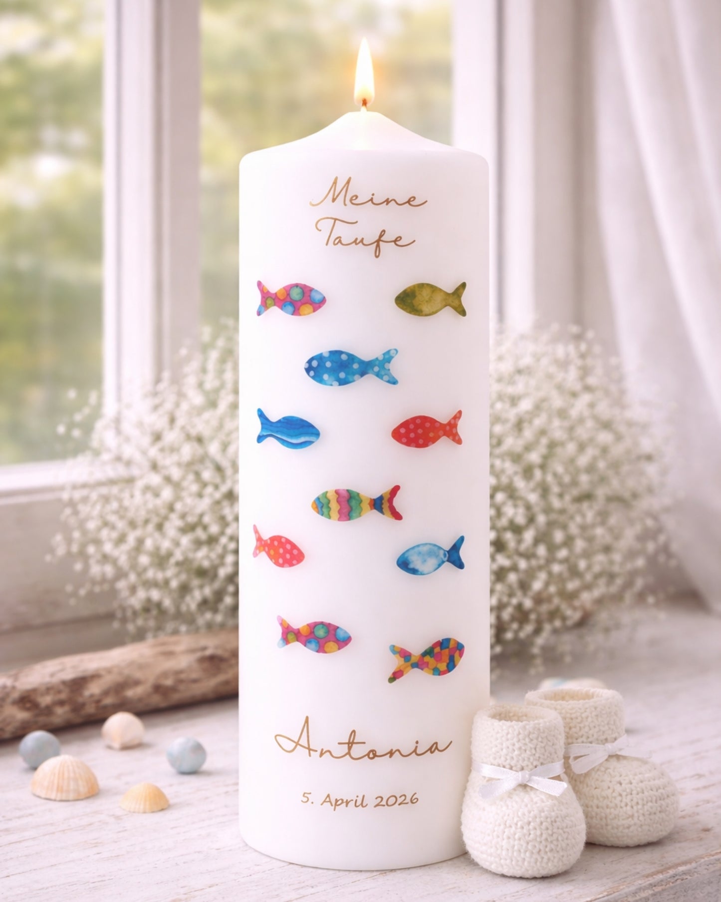 Personalisierte Taufkerze mit bunten Fischen – Name, Datum & Taufspruch