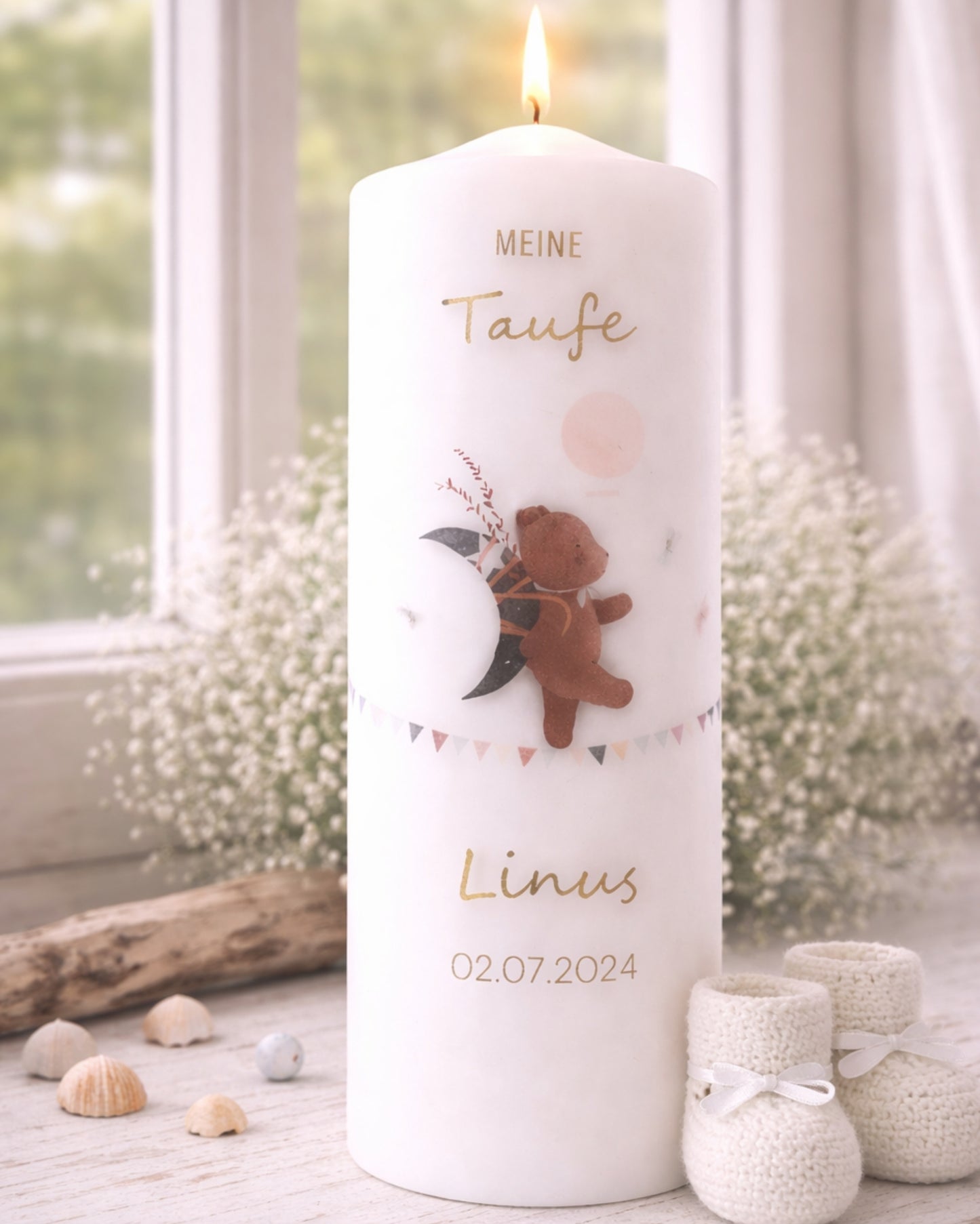 Personalisierte Taufkerze Bär mit Fähnchen – Name, Datum & Taufspruch