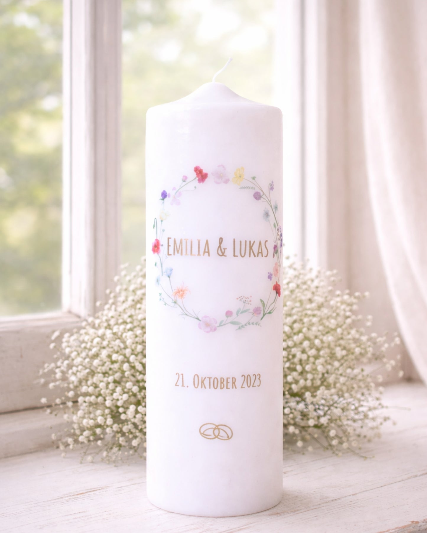 Personalisierte Hochzeitskerze mit Blumenkranz – Namen, Datum & Trauspruch