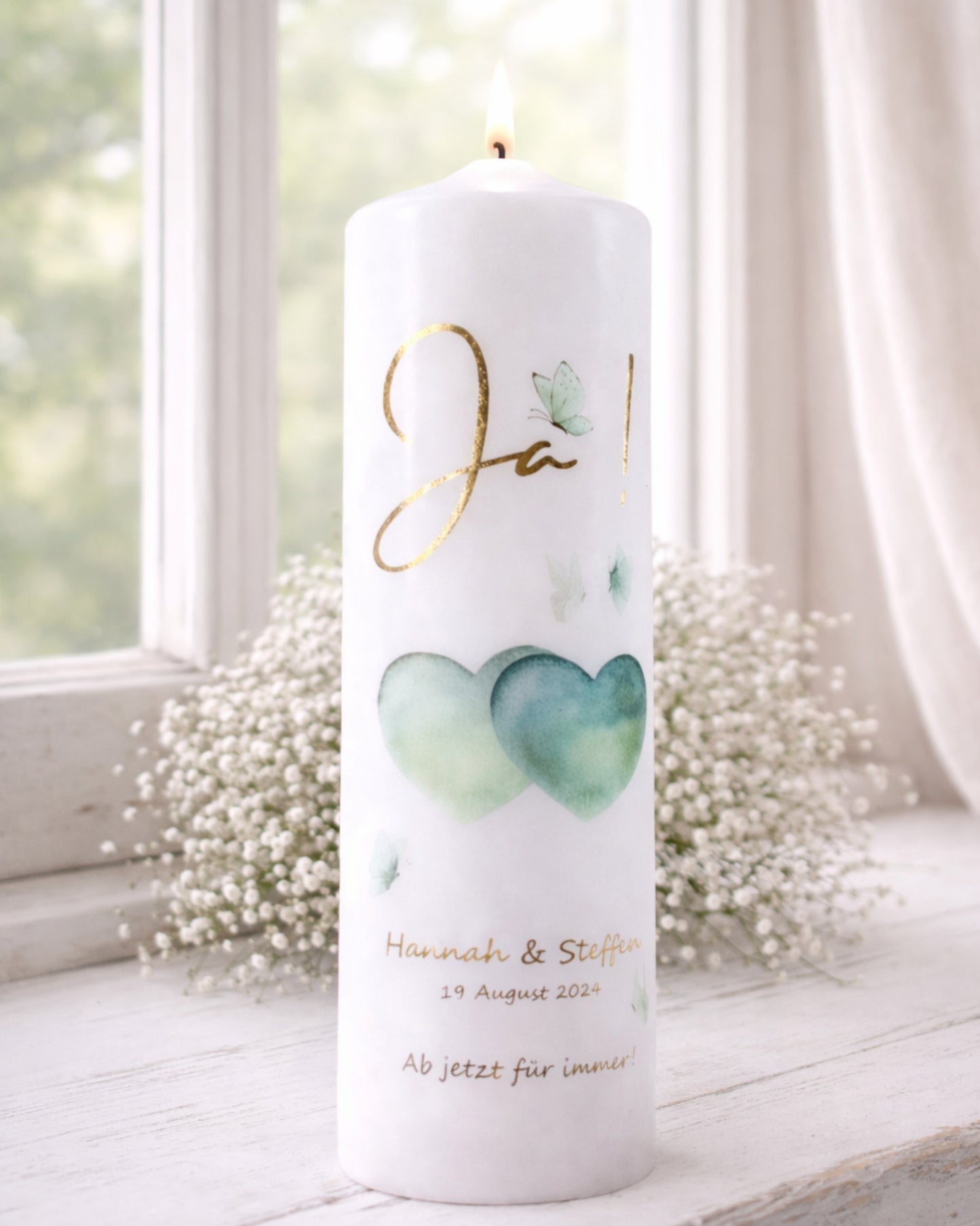 Personalisierte Hochzeitskerze mit grünen Aquarellherzen & Schmetterlingen