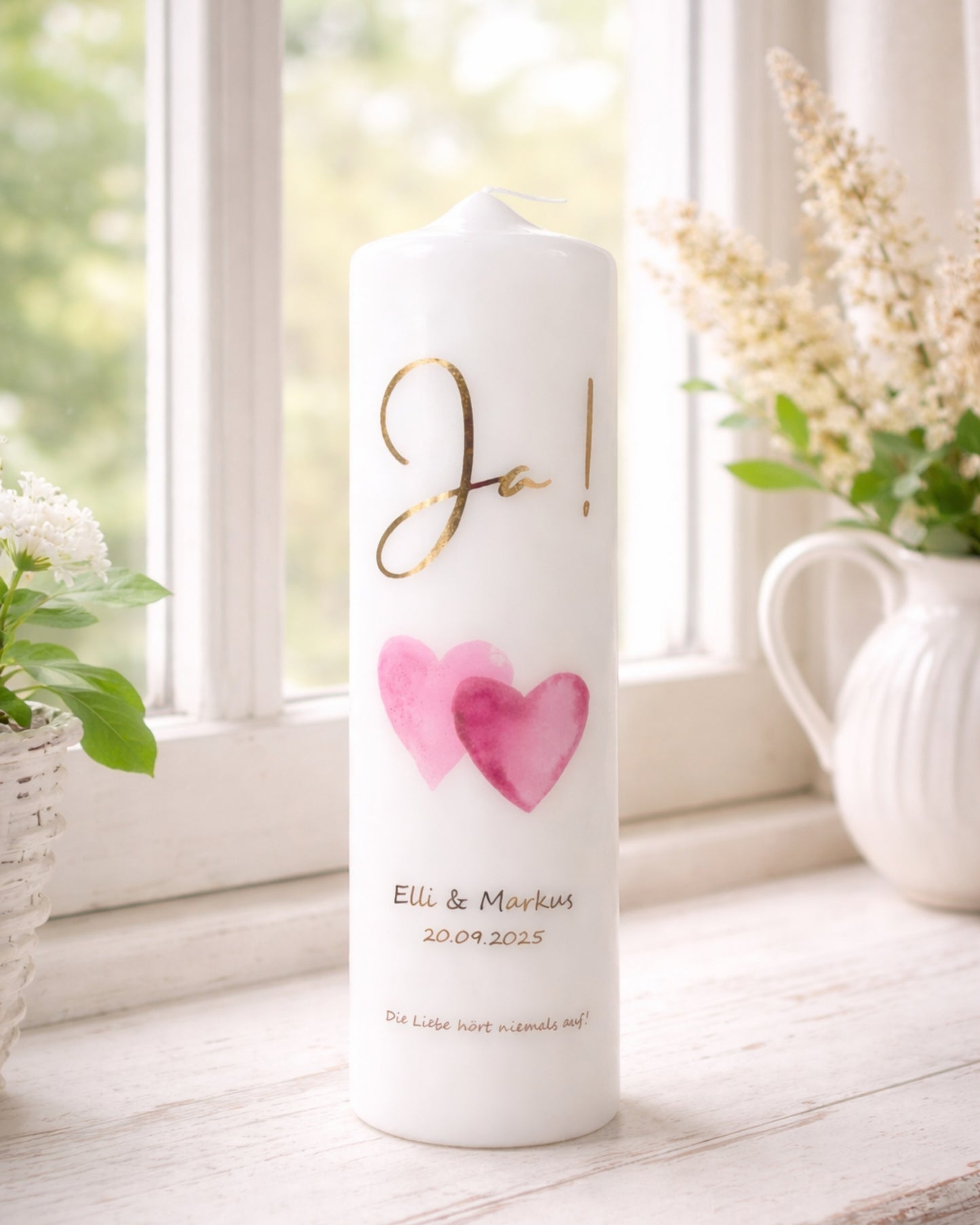 Personalisierte Hochzeitskerze „Ja!“ mit rosa Aquarellherzen – Namen, Datum & Trauspruch
