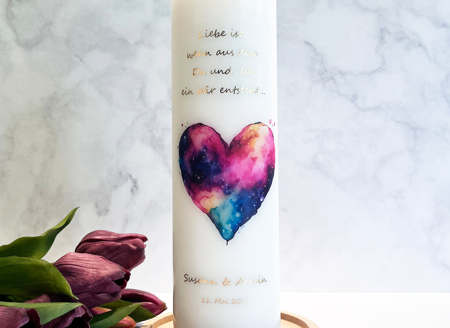 Hochzeitskerze mit buntem Aquarellherz – Personalisierte Liebesbotschaft in Lichtform