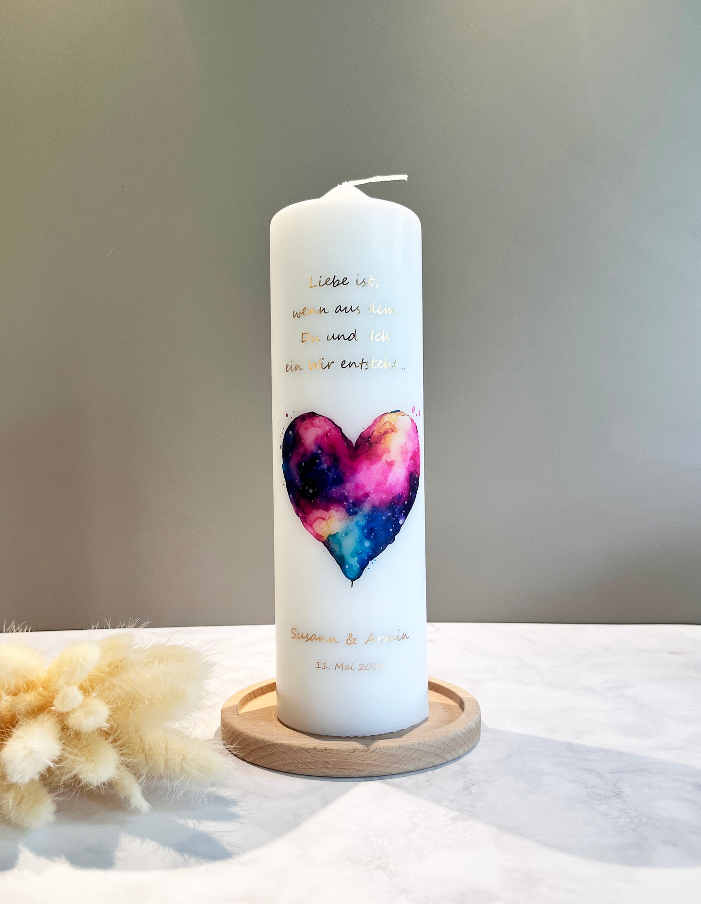 Hochzeitskerze mit buntem Aquarellherz – Personalisierte Liebesbotschaft in Lichtform