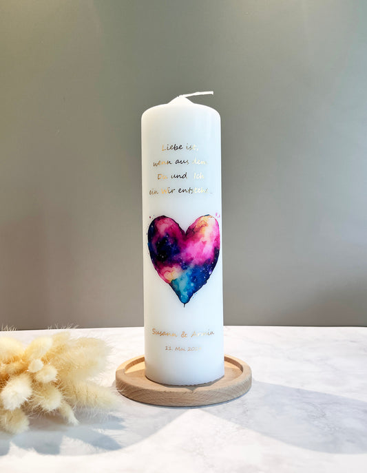 Hochzeitskerze mit buntem Aquarellherz – Personalisierte Liebesbotschaft in Lichtform