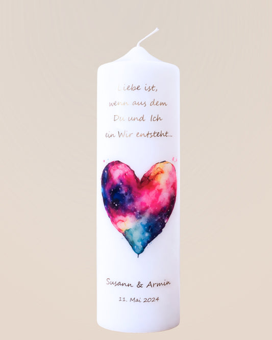 Personalisierte Hochzeitskerze mit buntem Aquarellherz – Namen, Datum & Trauspruch