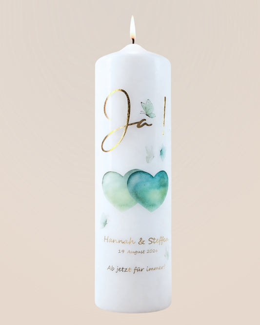 Personalisierte Hochzeitskerze mit grünen Aquarellherzen & Schmetterlingen