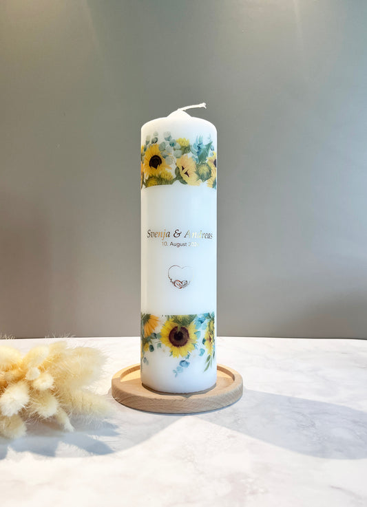 Hochzeitskerze mit Sonnenblumen-Aquarell – Personalisierte Liebe in Lichtform