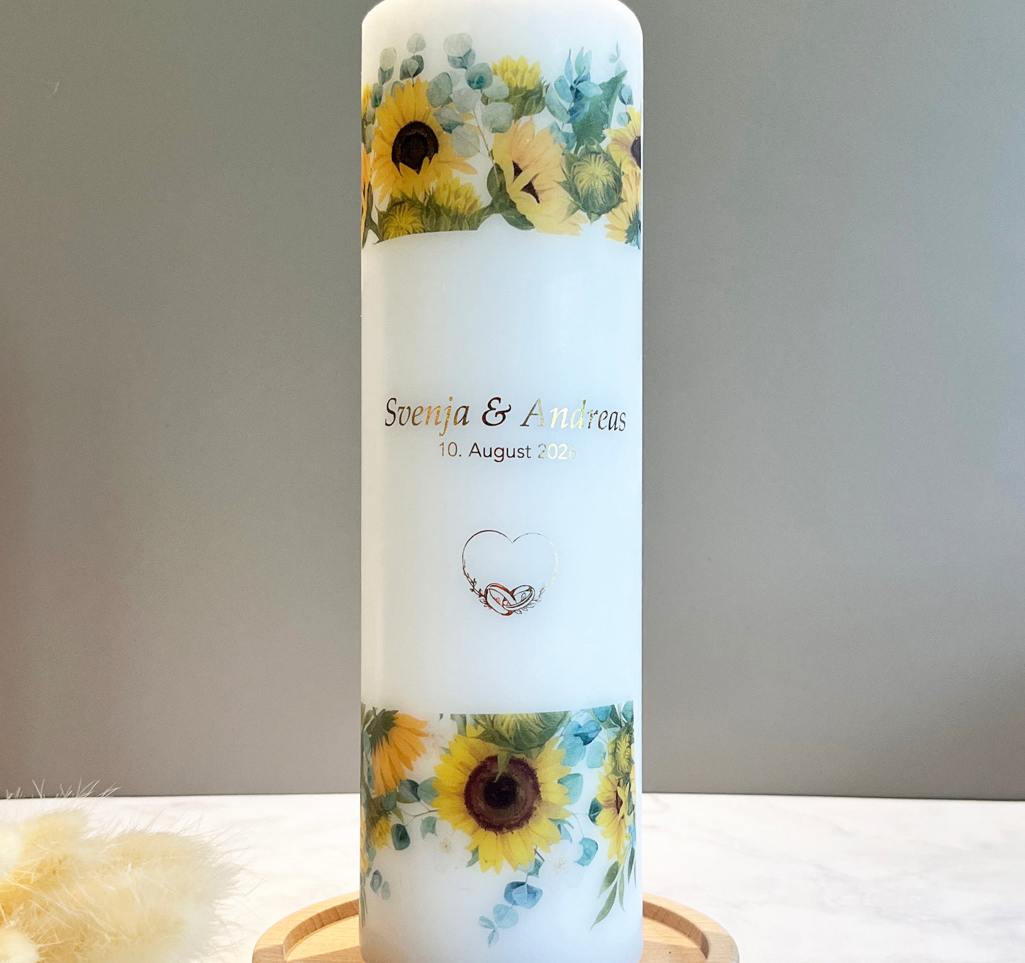 Hochzeitskerze mit Sonnenblumen-Aquarell – Personalisierte Liebe in Lichtform